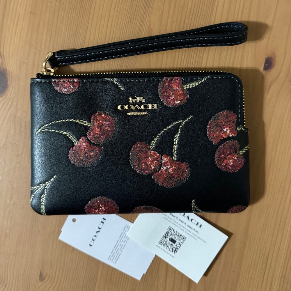 ❤️ Coach Corner Zip Wristlet With Cherry Print